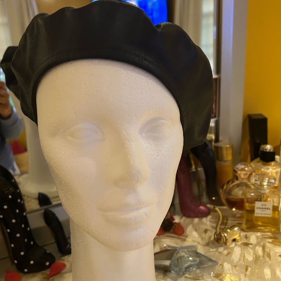 Dior Vintage Lambskin Leather Beret Logo Black Cap w/Dior Bag, Hat Box & Pillow! - Picture 17 of 17